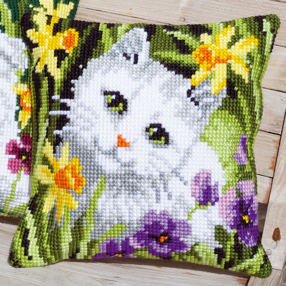 VERVACO CROSS STITCH CUSHION KIT WHITE CAT IN DAFFODILS (PN-0147362)