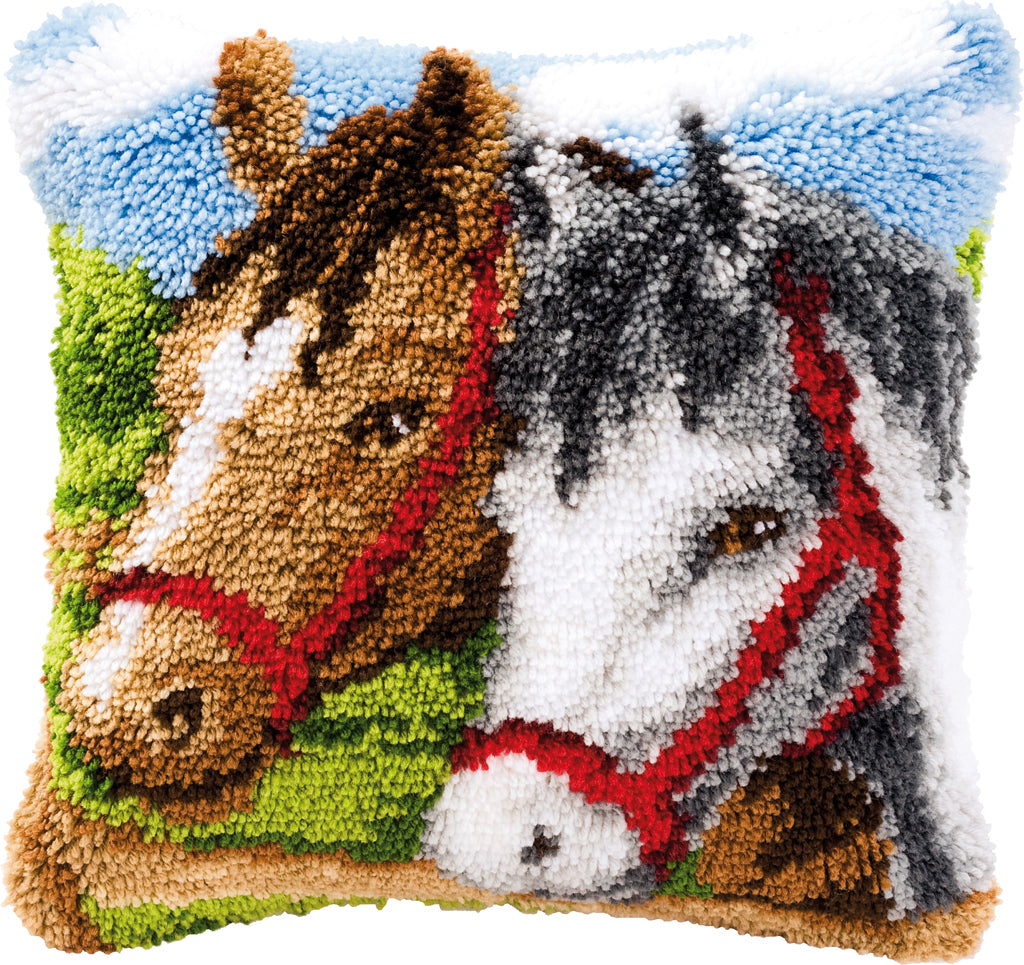 VERVACO LATCH HOOK CUSHION – HORSE HEADS (PN-0014157)