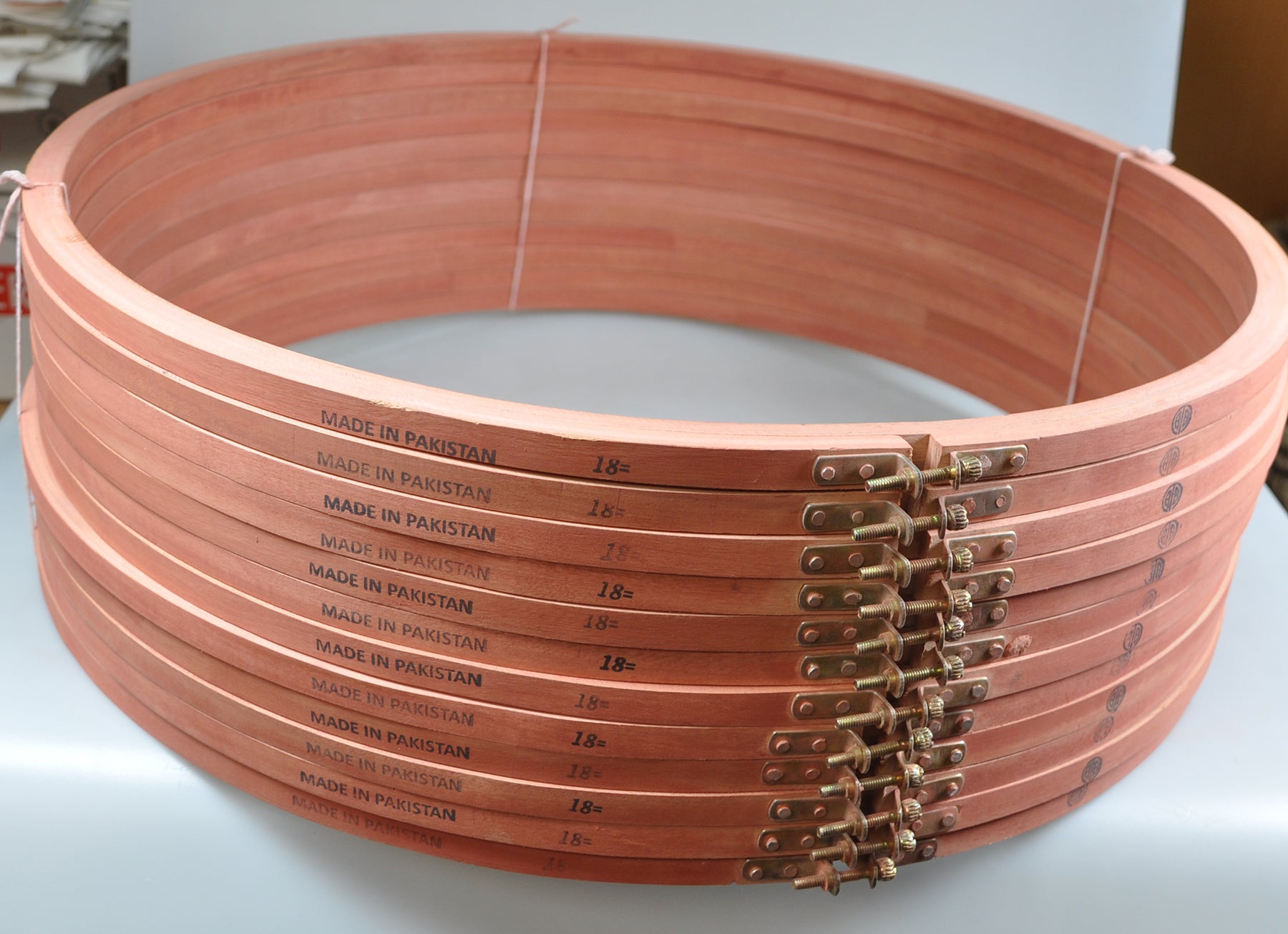 WOOD EMB.HOOP-18" (ZHM/BROWN-18)