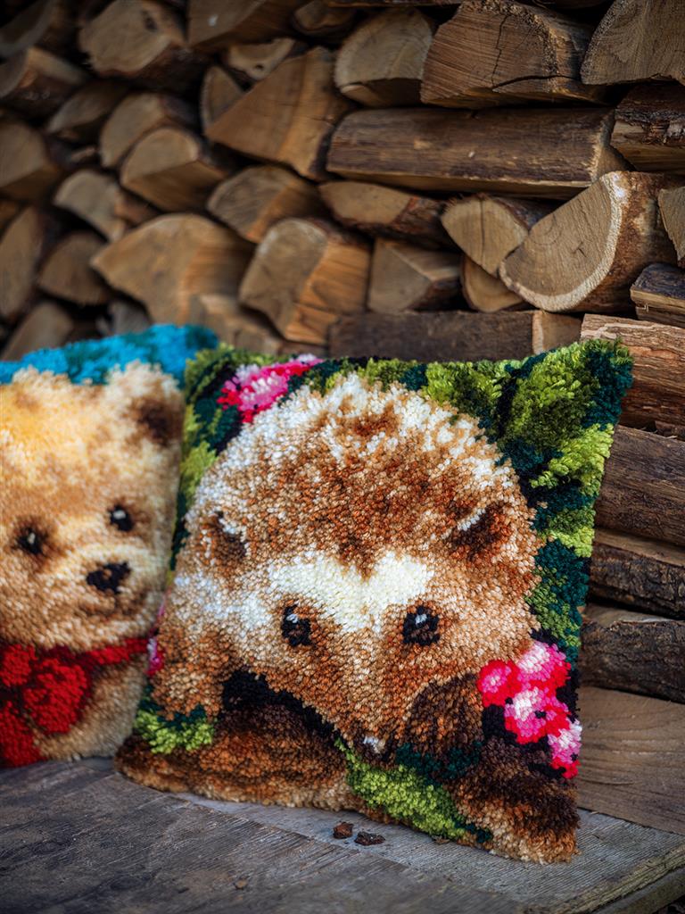 VERVACO LATCH HOOK CUSHION – HEDGEHOG (PN-0153782)